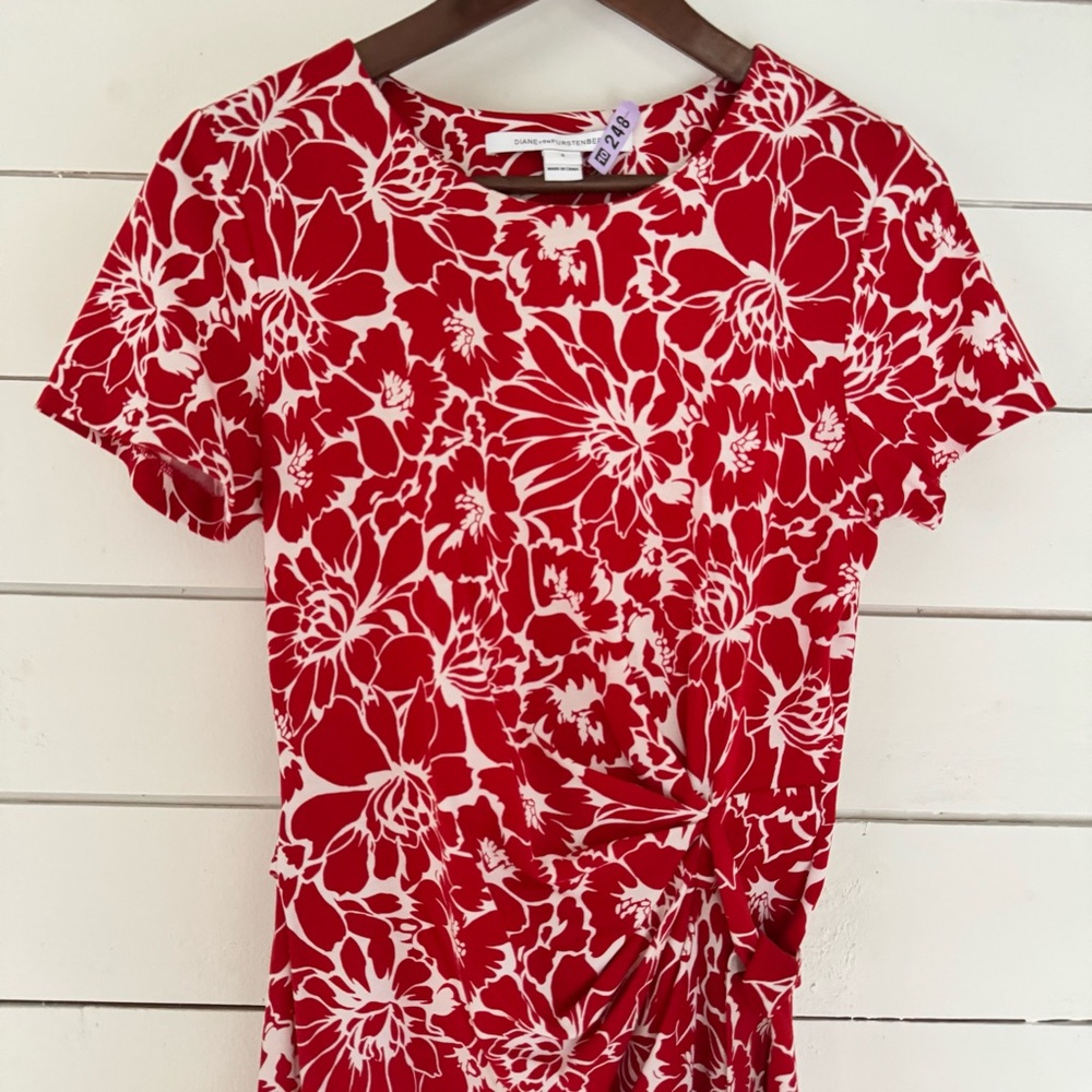 Diane Von Furstenberg Faux Wrap Zoe Dress in Red & White Floral Print. Size: 4 - Picture 4 of 9